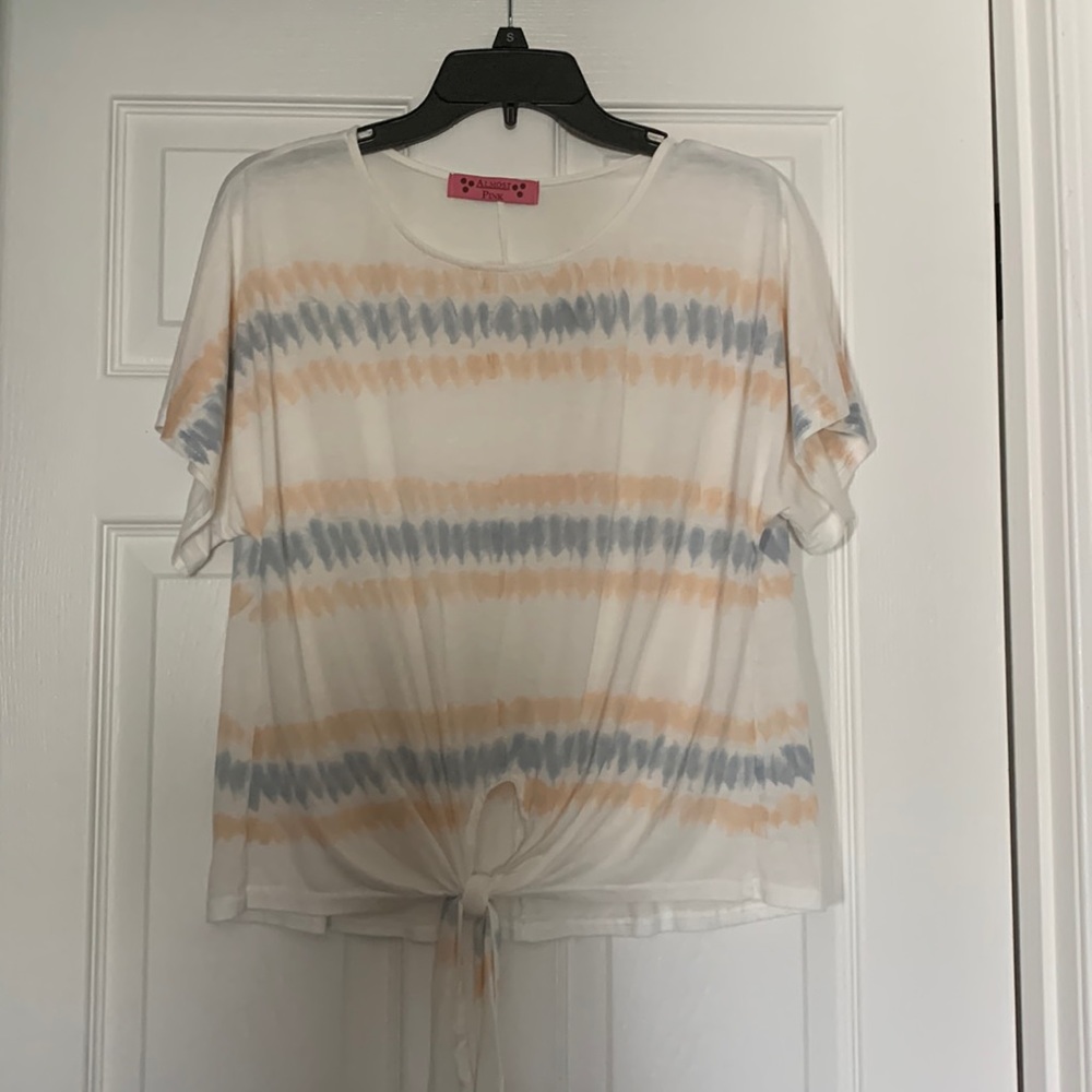 Almost Pink Tee with tied front Small